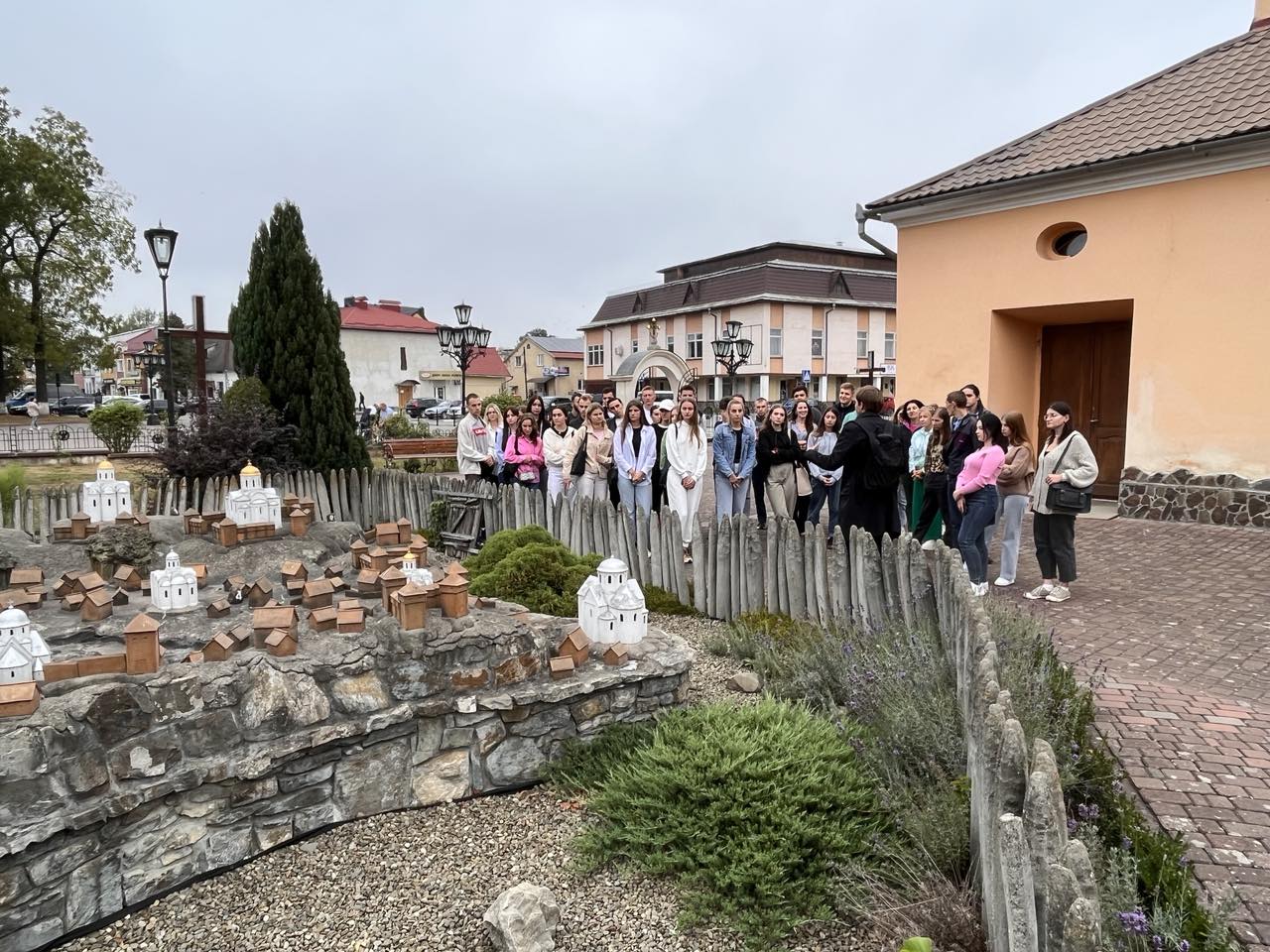 Поблизу діорами давнього Галича та Церкви Різдва Христового